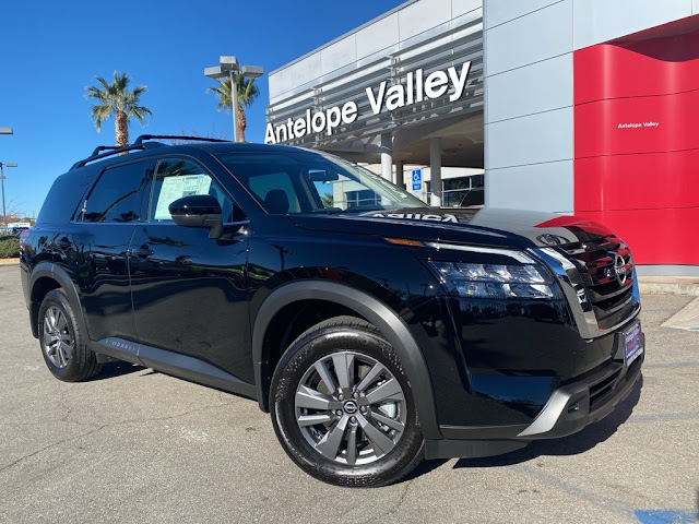 2025 Nissan Pathfinder SV